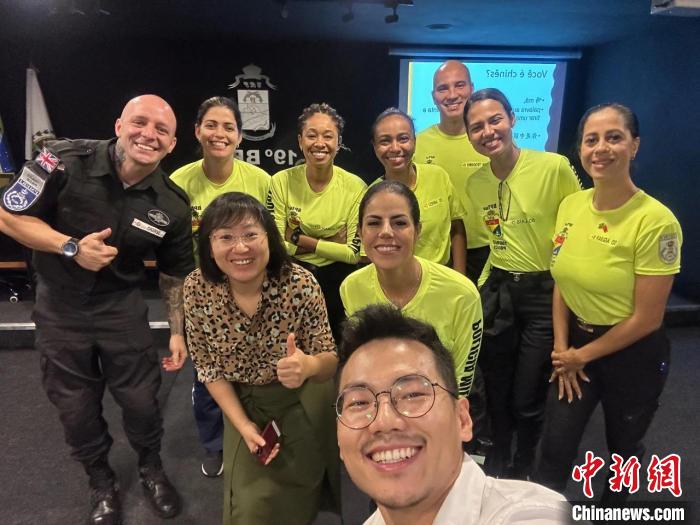 里約旅游警察上中文課?！±锛s熱內(nèi)盧天主教大學(xué)孔子學(xué)院供圖