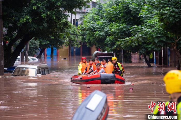 7月4日，萬州區(qū)五橋街道，消防救援人員用沖鋒舟救援轉運被困群眾。　冉孟軍 攝