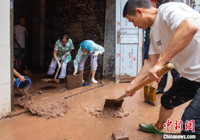 7月4日，萬州區(qū)五橋街道，洪水退去后，居民開展清淤工作?！∪矫宪?攝