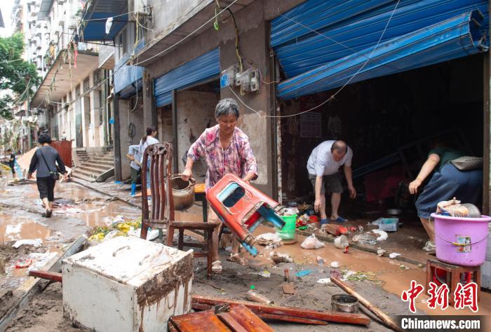 7月4日，萬州區(qū)五橋街道，洪水退去后，居民搶救生活物資。　冉孟軍 攝