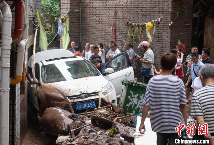 7月4日，萬州區(qū)五橋街道，居民救援受困的私家車?！∪矫宪?攝