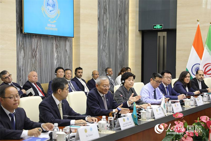 上合組織秘書長(zhǎng)張明發(fā)表講話。人民網(wǎng) 俄布拉依攝