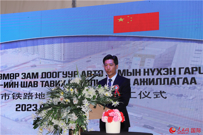 中鐵四局集團(tuán)國(guó)際事業(yè)部執(zhí)行經(jīng)理朱春峰致辭。人民網(wǎng)記者 霍文攝