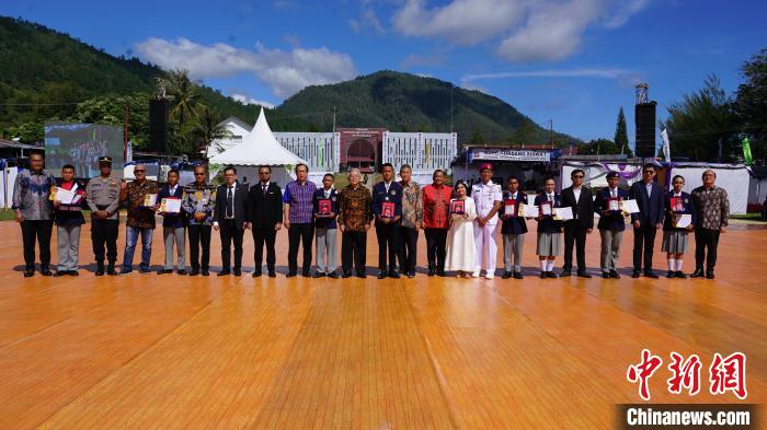 嘉賓為優(yōu)秀畢業(yè)生頒發(fā)榮譽(yù)證書。牛海濤攝