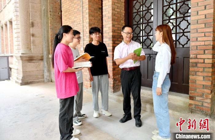 7月4日，臺(tái)灣教師陳昭志正在和學(xué)生交流?！蚊?攝