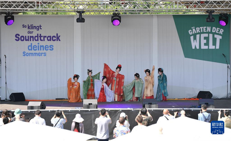 7月8日，在德國柏林世界公園，漢服愛好者進(jìn)行漢服展示。新華社記者 任鵬飛 攝