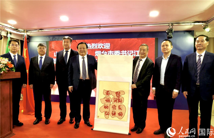 參加座談會(huì)的主要嘉賓合影留念。人民網(wǎng)記者宋亦然攝