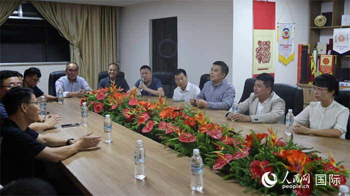 與會(huì)代表進(jìn)行座談交流。(人民網(wǎng)記者 時(shí)元皓攝)