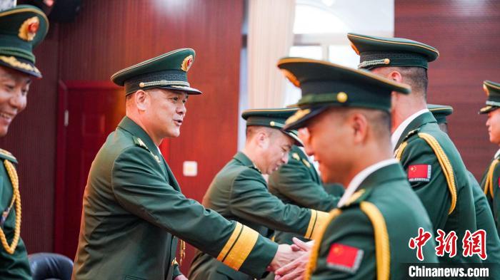 首長為晉銜官兵頒發(fā)任命狀。　張煜梁 攝