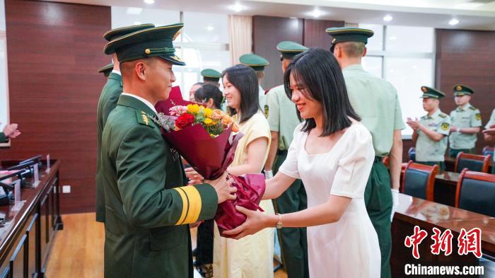 軍屬向晉升警官獻花。　張煜梁 攝