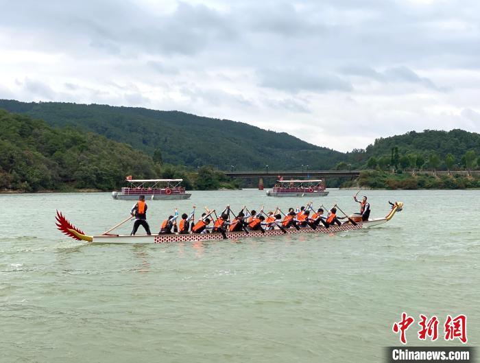 圖為龍舟賽活動(dòng)。　陳靜 攝