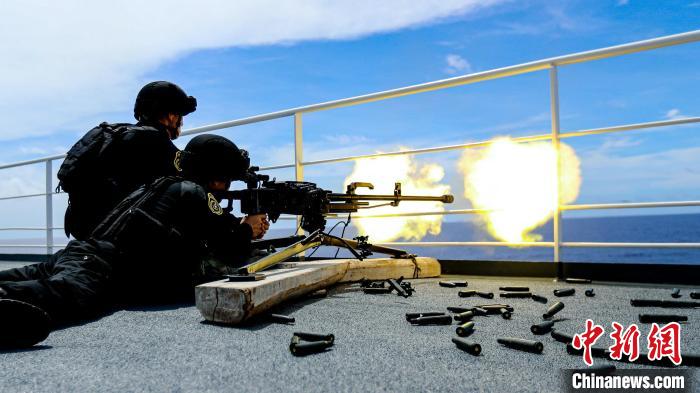 “和平方舟”號醫(yī)院船在西太平洋海域進(jìn)行反恐反海盜演練。圖為火力組隊(duì)員進(jìn)行警告射擊?！⌒煳?攝