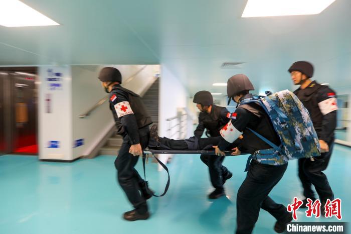 “和平方舟”號醫(yī)院船在西太平洋海域進(jìn)行反恐反海盜演練。圖為醫(yī)療救護(hù)組在轉(zhuǎn)運(yùn)“傷員”。　徐巍 攝