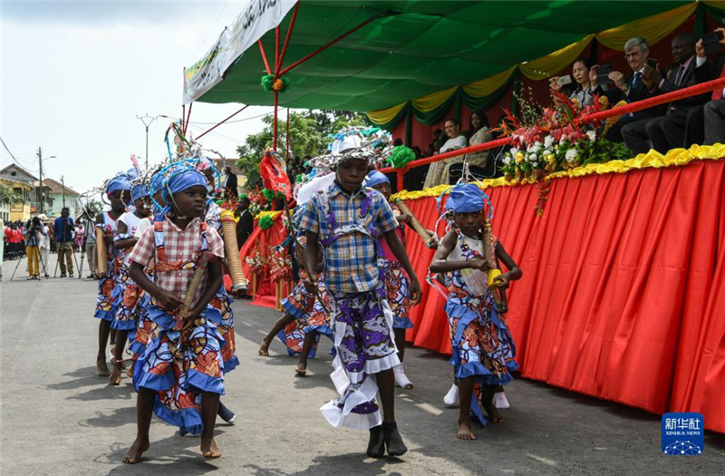 7月12日，演員在圣多美和普林西比圣多美島瓜達盧佩鎮(zhèn)舉行的獨立日慶典活動上表演。新華社記者 韓旭 攝
