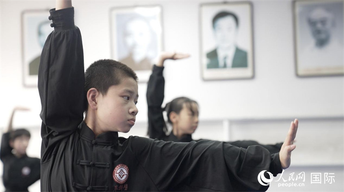正在練習(xí)劈掛拳的武術(shù)學(xué)童。人民網(wǎng)記者 袁蒙攝