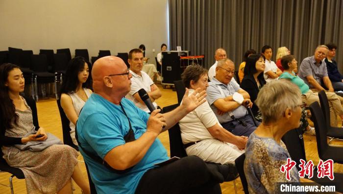 圖為現(xiàn)場(chǎng)觀眾提問(wèn)?！“亓种袊?guó)文化中心供圖