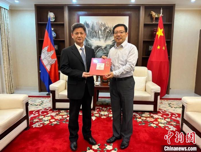 7月12日下午，中國駐柬埔寨大使王文天在金邊會見援柬中醫(yī)醫(yī)療隊?！≈袊v柬埔寨大使館微信公眾號 攝