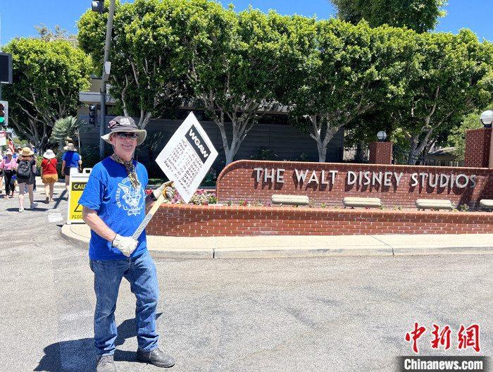 當(dāng)?shù)貢r(shí)間7月14日上午，華納兄弟、迪士尼等美國(guó)影視娛樂產(chǎn)業(yè)巨頭總部門前，有成百上千的人高舉“罷工”標(biāo)語牌游行示威。由于未能與美國(guó)電影和電視制片人聯(lián)盟(AMPTP)就新合同達(dá)成協(xié)議，擁有約16萬名會(huì)員的好萊塢三大工會(huì)之一美國(guó)影視演員協(xié)會(huì)(SAG-AFTRA)發(fā)起罷工，于14日起在洛杉磯和紐約的十余家制片公司外示威游行。 <a target='_blank' href='/'><p  align=