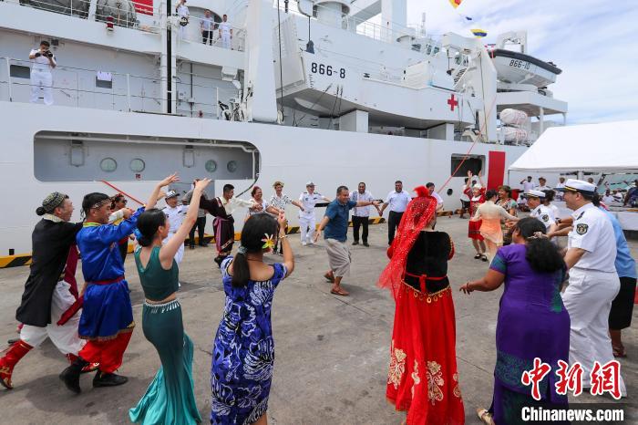 中基雙方人員在碼頭歡迎儀式上歡聚一堂。　徐巍 攝