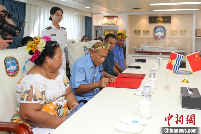 基里巴斯總統(tǒng)塔內(nèi)?！ゑR茂為“和平方舟”醫(yī)院船留言?！⌒煳?攝