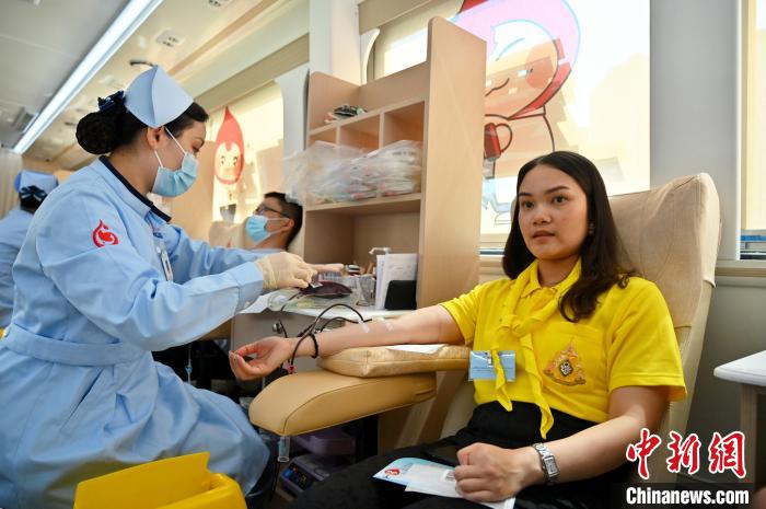 圖為獻(xiàn)血活動現(xiàn)場。　俞靖 攝