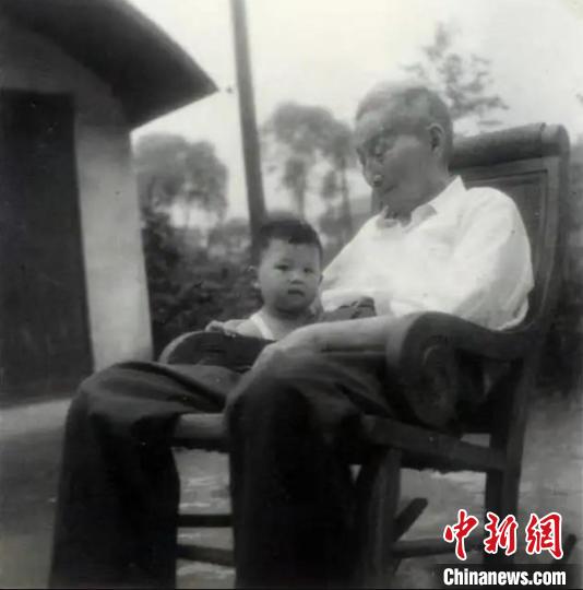 陳望道與幼年的陳曉帆?！￡悤苑﹫D