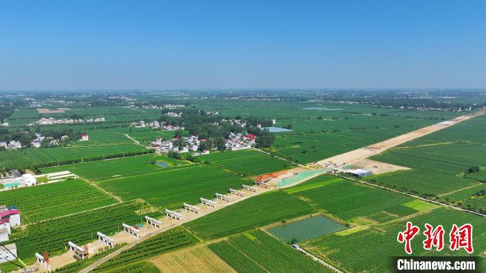 航拍合(肥)周(口)高速潁臨段8標(biāo)架梁施工現(xiàn)場(chǎng)?！⒂癫?攝