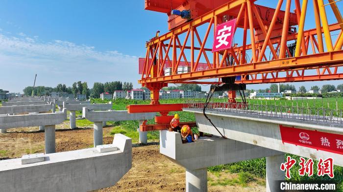 長(zhǎng)25米重80噸的箱梁平穩(wěn)、精準(zhǔn)地落在S314分離式立交橋25號(hào)和26號(hào)墩上。　劉玉才 攝