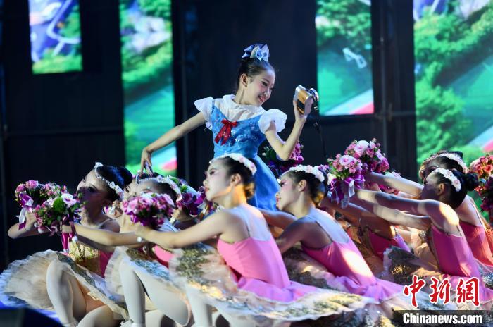 芭蕾表演《鮮花送給好朋友》。　王東明 攝