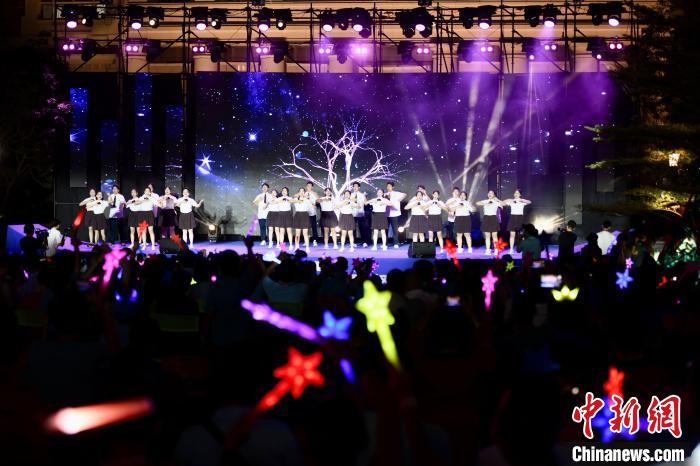 合唱表演《夜空中最亮的星》?！⊥鯑|明 攝