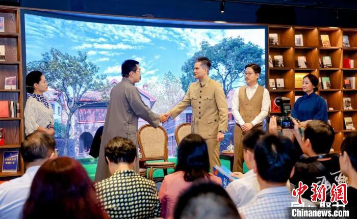 實(shí)驗(yàn)舞臺(tái)劇《握手》片段。　黃浦區(qū)委統(tǒng)戰(zhàn)部供圖