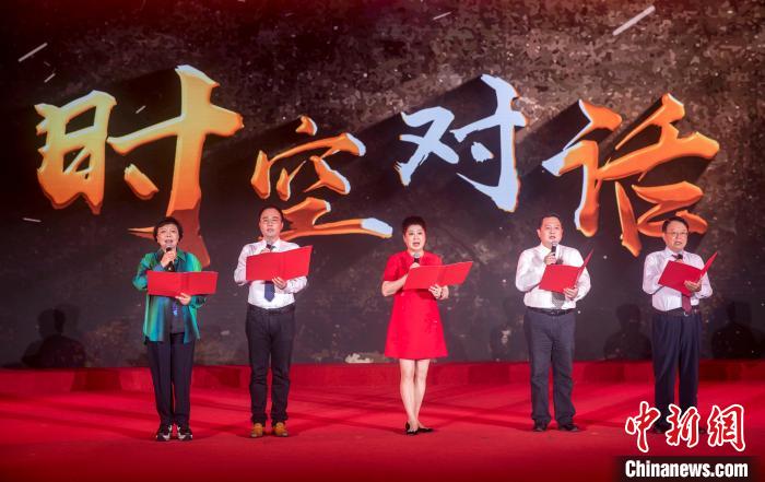 陶侃與陳望道之孫陳曉帆、顏福慶之孫顏志淵、榮毅仁侄女榮智豐深情朗誦《與統(tǒng)戰(zhàn)先輩的時空對話》?！堦?攝