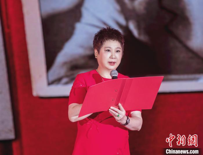 7月16日，榮智豐在2023年上海統(tǒng)戰(zhàn)文化周開幕活動中朗誦《與統(tǒng)戰(zhàn)先輩的時空對話》?！堦?攝