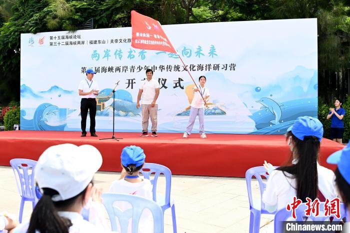 研習(xí)營授旗儀式?！埥鸫?攝