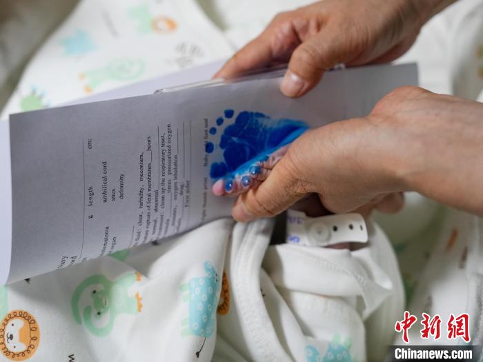 醫(yī)護(hù)人員為新生兒留下腳印。　劉偉 攝
