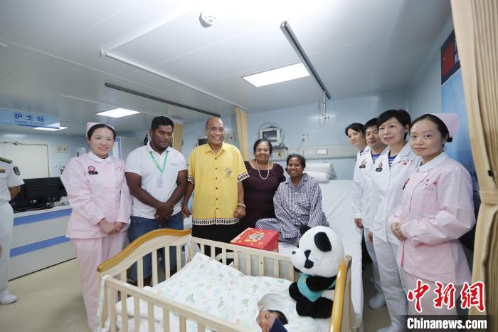 基里巴斯總統(tǒng)馬茂與海上醫(yī)院醫(yī)護(hù)人員、新生兒家人合影。　黎宇 攝