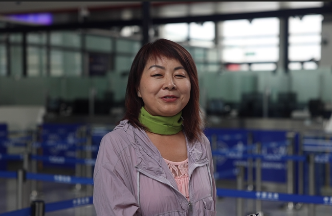 7月22日，曾經(jīng)在老撾瑯勃拉邦工作過3年的加拿大華僑孫月玲乘坐中老鐵路國際旅客列車從中國出境。衛(wèi)海林 攝