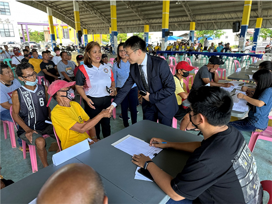 中方與菲方一道將中國援菲化肥分發(fā)至菲農(nóng)戶手中。中國駐菲律賓大使館供圖