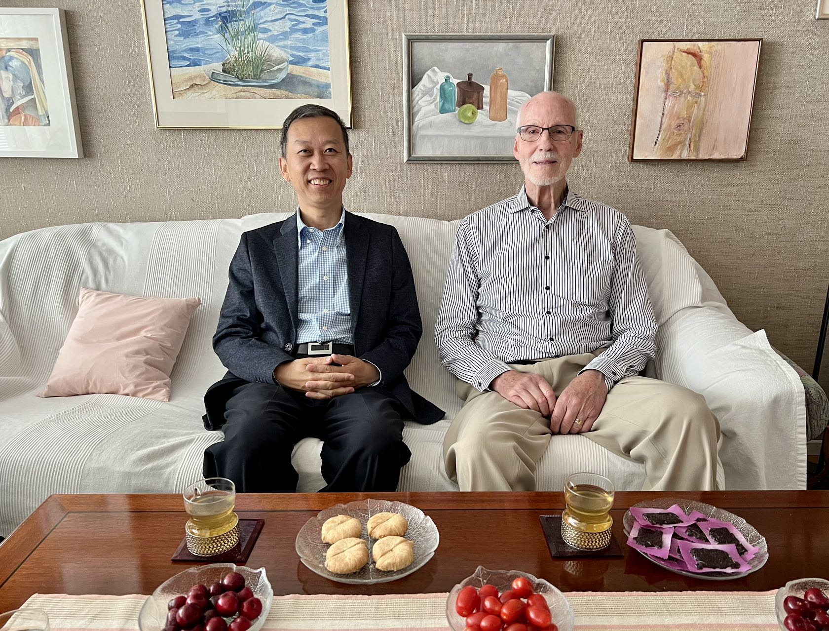 駐瑞典大使崔愛(ài)民看望瑞典科學(xué)家。中國(guó)駐瑞典大使館供圖