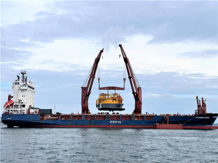 印尼拉維拉維項(xiàng)目32萬噸級單點(diǎn)系泊設(shè)備運(yùn)抵巴厘島巴板港口。張守剛攝