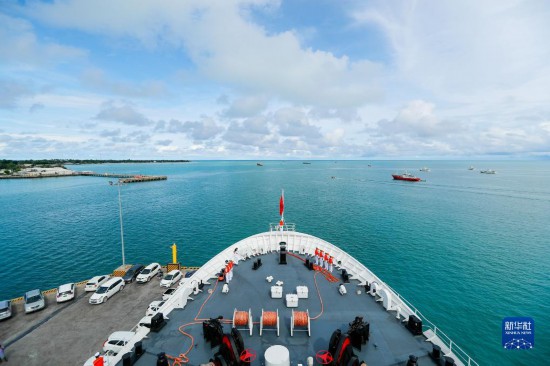 7月22日，中國海軍“和平方舟”號(hào)醫(yī)院船駛離基里巴斯首都塔拉瓦。當(dāng)?shù)貢r(shí)間22日上午10時(shí)，執(zhí)行“和諧使命-2023”任務(wù)的中國海軍“和平方舟”號(hào)醫(yī)院船圓滿結(jié)束對(duì)基里巴斯的首次訪問，駛離基里巴斯首都塔拉瓦，前往本次任務(wù)的第二站湯加努庫阿洛法港。新華社發(fā)（黎宇 攝）
