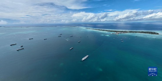 7月22日，中國海軍“和平方舟”號(hào)醫(yī)院船結(jié)束基里巴斯訪問，駛離塔拉瓦港。新華社發(fā)（桂江波 攝）