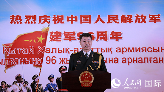 國防武官胡德君大校發(fā)表致辭。人民網(wǎng)記者 李強攝