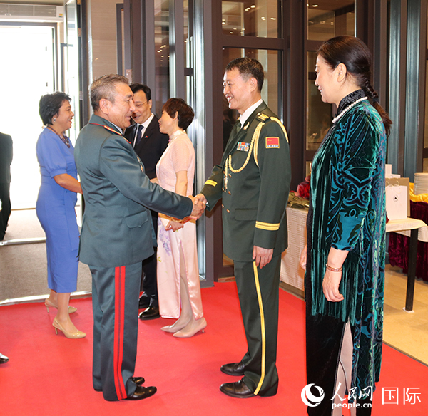 國防武官胡德君大校迎接賓客。人民網(wǎng)記者李強攝