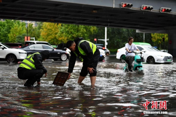7月30日，河北省持續(xù)發(fā)布暴雨紅色預(yù)警信號。受今年第5號臺風“杜蘇芮”殘余環(huán)流影響，7月28日以來，地處華北地區(qū)的河北省大部出現(xiàn)降雨。30日17時，該省氣象臺發(fā)布當日第三次暴雨紅色預(yù)警信號。石家莊市城區(qū)不少區(qū)域積水嚴重，城管、環(huán)衛(wèi)、園林、市政等部門緊急出動，聯(lián)合疏堵保暢，筑牢防汛安全屏障。圖為石家莊裕華區(qū)城管局防汛隊員對沿街收水井進行雜物清理，以保證排水暢通。翟羽佳 攝