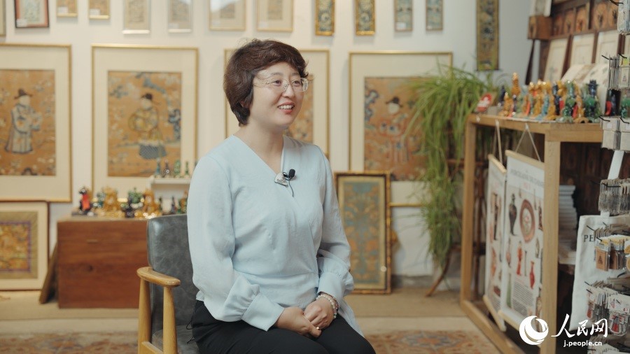 圖為瓷器修復(fù)藝術(shù)家王京。人民網(wǎng)記者 張若涵攝