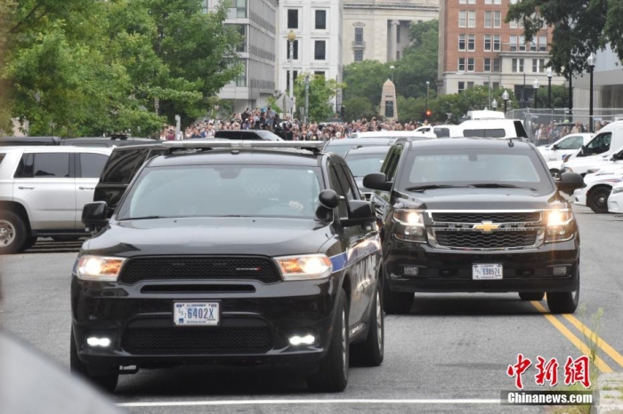 圖為結束出庭后，特朗普車隊駛離聯邦法院。<a target='_blank' href='/'><p  align=