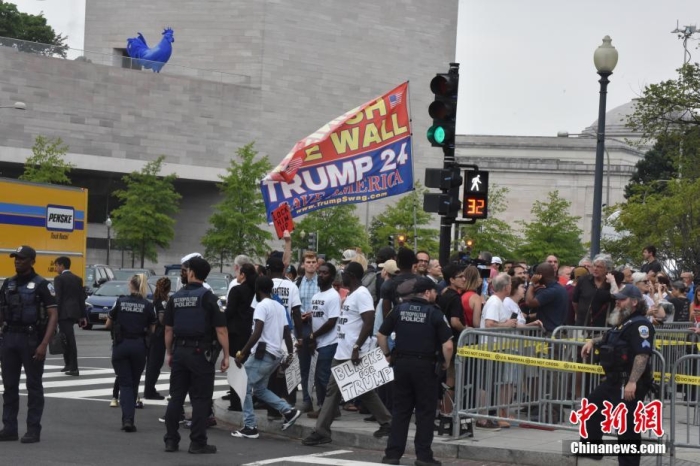 圖為眾多特朗普支持者和反對者聚集在聯邦法院周圍。<a target='_blank' href='/'><p  align=