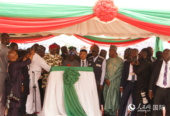 尼日利亞提努布為項(xiàng)目揭牌。人民網(wǎng)記者 姜宣攝