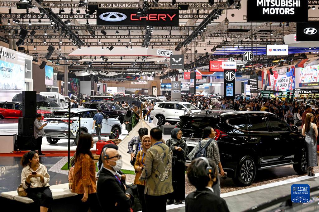 8月10日，在印度尼西亞萬(wàn)丹省唐格朗的印尼會(huì)展中心，人們?cè)?023年印尼國(guó)際汽車(chē)展上參觀。新華社發(fā)（阿貢攝）